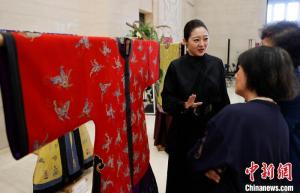 故宫出版社推出《云裳华仪》再现毕红珍藏60余件清代宫廷服装