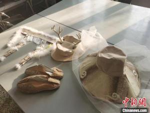 大学生深掘传统文化:赋予民族服饰“潮元素”