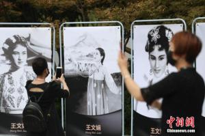 玫瑰送别“林妹妹”:从此千里共婵娟